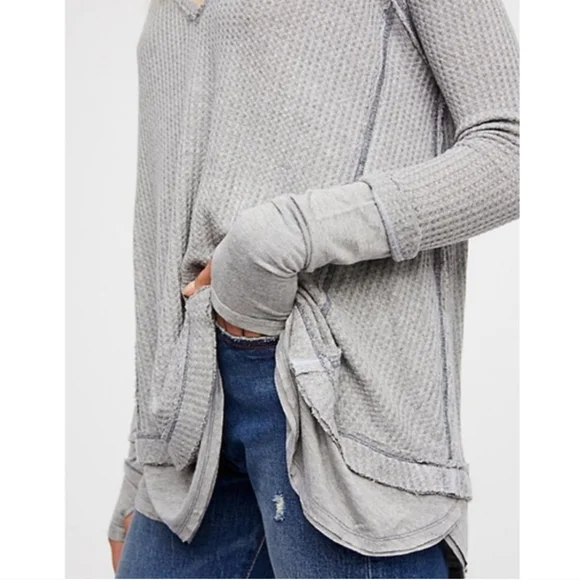 Free People Laguna Tee V Neck LS Thumbhole Cuffs Thermal Drapey Grey Small NWT - Picture 9 of 11